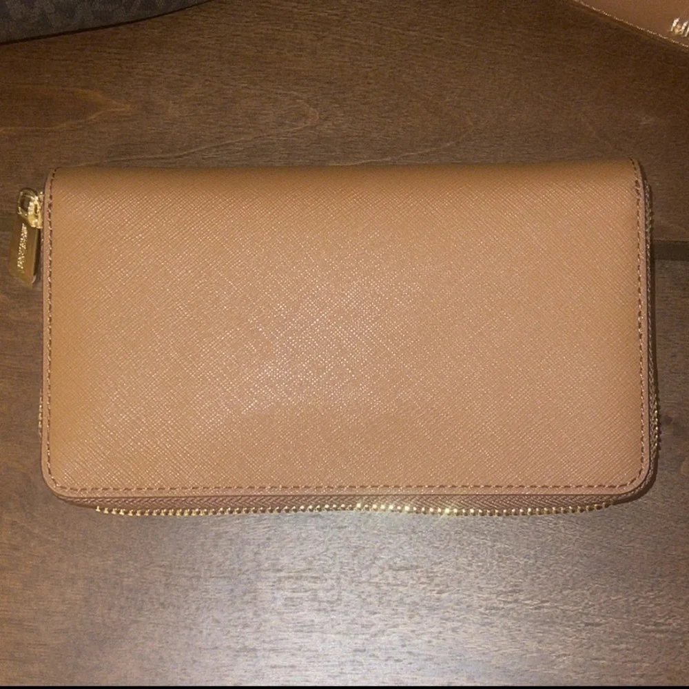 NWT Michael Kors Jet Set Charm Wallet